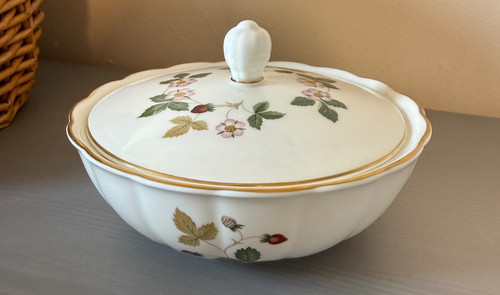 Wedgwood wild strawberry - wild, bone