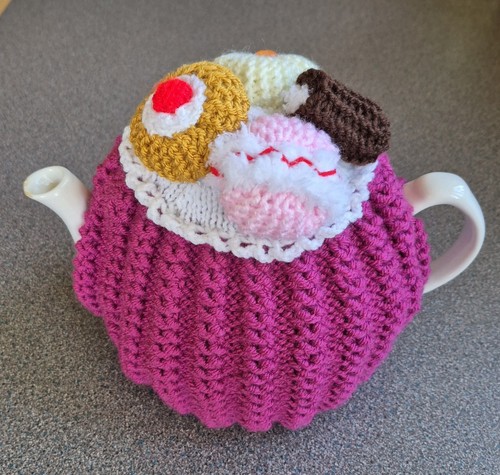 Knitted tea cosy - cosy, cakes