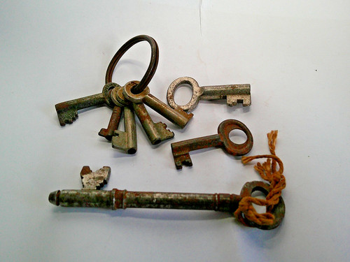 Vintage and antique keys - 8,