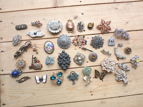 Broken brooches - 39,