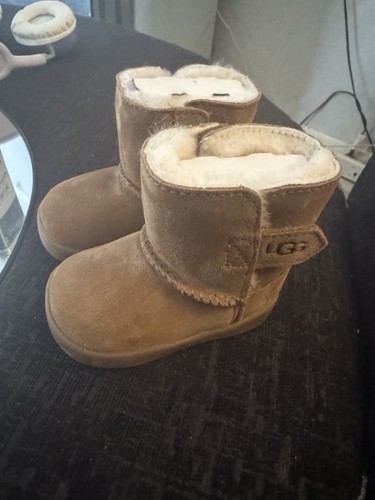 Uggs age moths boots new - 6-12,