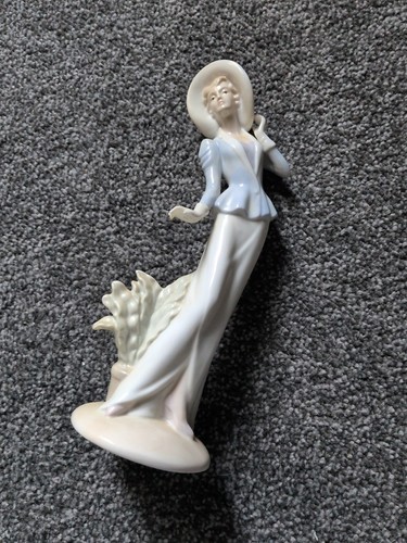 Lladro figurine leaning - figurine,