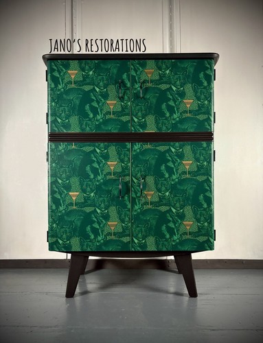 Green black gold mid - green, century