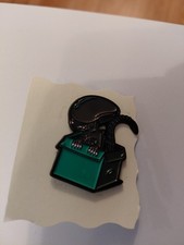 1 alien new pin badge no