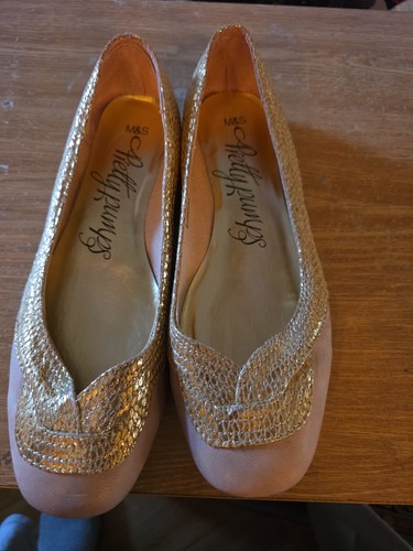 Pretty pumps size 6 - ,