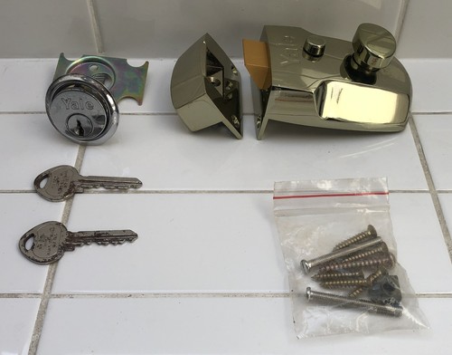 Yale traditional night latch - night,