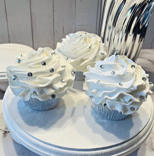 Dezicakes fake cupcakes white - cupcakes,