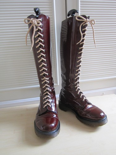 Martens boots hole - dr,