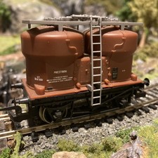 Hornby OO Gauge Twin Silo