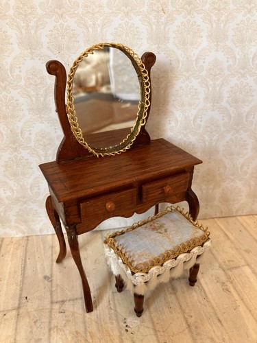 Dolls house scale - dolls,