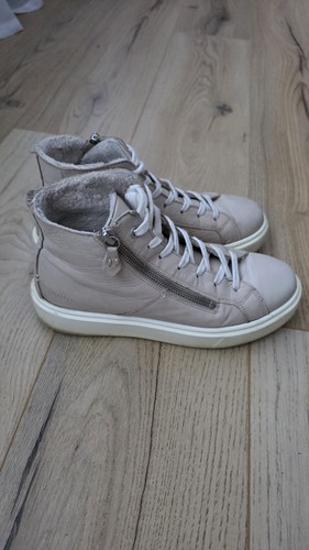 Moda pelle featuring a - moda,