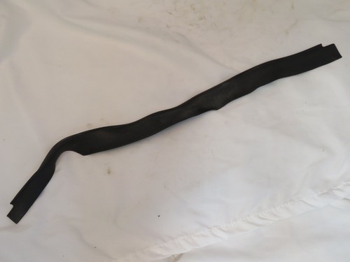 Front window rubber seal - front,