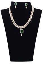 Freshwater pearl necklace and earring set - Green