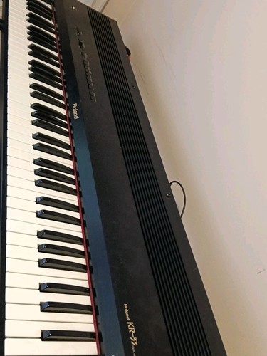 Roland digital keyboard - kr-33,