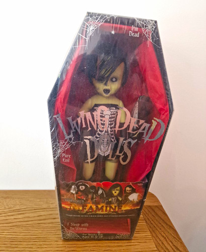 Mezco living dead - living,