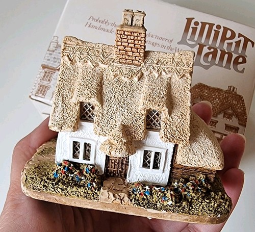 Clare cottage lilliput - –,