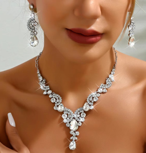Women trendy necklace - trendy,
