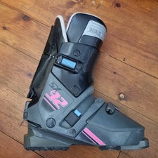 Salomon SX92 ski boots and bag