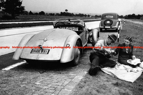 F018352 couple resting - f018352, to
