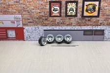 1:64 Chrome/white Advan deep