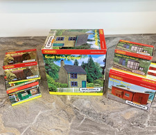 ZA147:  HORNBY SKALEDALE  LAMP HUTS, KIOSK, SHELTER, COTTAGE & BOILER ROOM