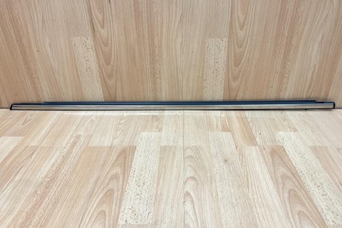 Rear right door glass - right,