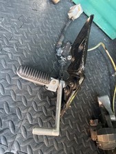 SUZUKI 1200 BANDIT 1998 MK 1 RIGHT FOOTREST, REAR BRAKE PEDAL AND CALLIPER. 