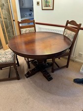 Old Charm Round Extendable Table and 8 Chairs. Oak Finish. Great Condition Used