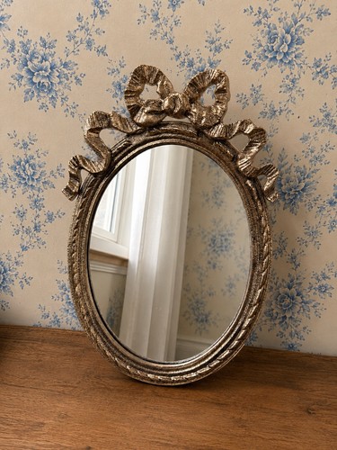 Gold oval bow - bow,