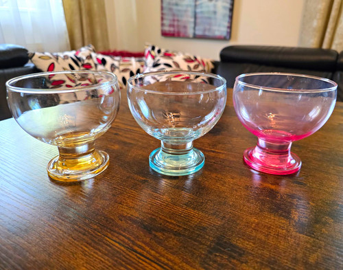 Set footed round glass - of,