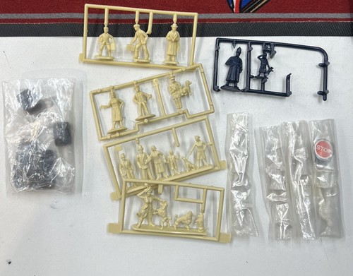 Corgi accessories figures - accessories, etc