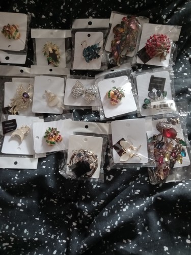 Joblot brooches new - 15,