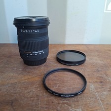 Sigma DC 17-70mm 1: 2.8-4.5 Camera lens, with lens filters.