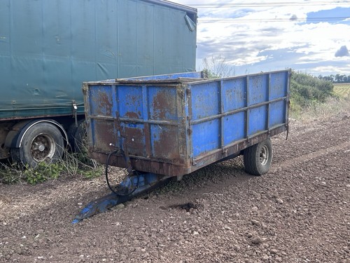 Tipping muck manure horse - muck,