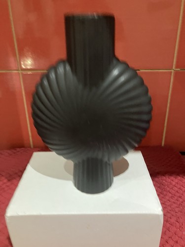 Black vase unusual shape - -,