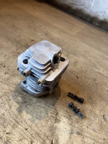 Cylinder head from mac - cylinder, a