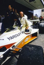 Mike Hailwood lifts himself