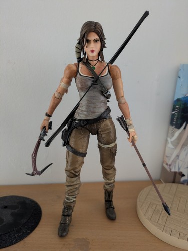 Lara croft play arts - arts, tomb