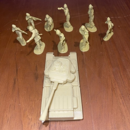 Vintage plastic toy soldiers - plastic,