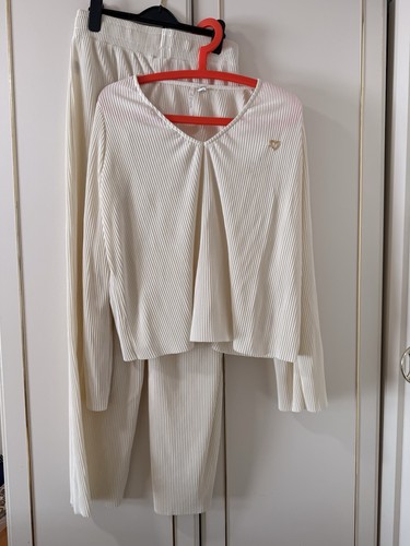 Cream ribbed river - cream, island
