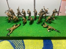 Airfix, 16 British soldiers, painted 1.32 scale, good condition, see photos