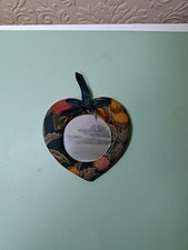 Hearts & Love – Vintage Retro Heart-Shaped Mirror/Photo Frame