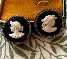 WEDGWOOD EAR RINGS MOUNTED IN HALLMARKED SILVER & BOXED, BLACK CLIP ONS