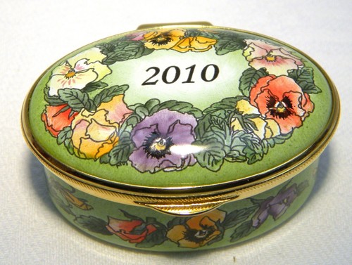 Staffordshire enamels box - ,