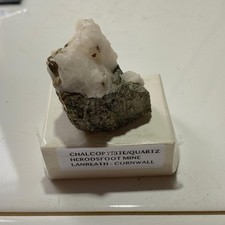 CHALCOPYRITE ON QUARTZ 