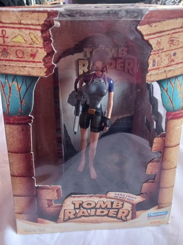 Lara croft wetsuit statue - lara, in