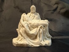 La Pietà Statue – White –