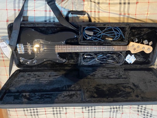 Squier affinity bass guitar - p,
