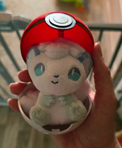 Pokemon center alolan vulpix - center,