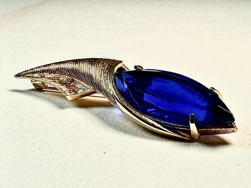 Brooch sphinx gold tone - gold, pin
